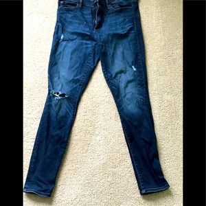 Gap distressed true resolution skinny jeans EUC